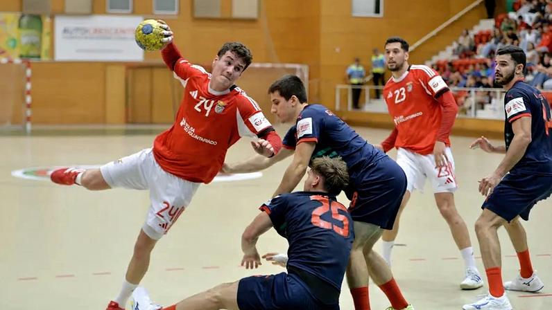 Jogo de andebol entre equipas, lance com jogador do Benfica a tentar marcar