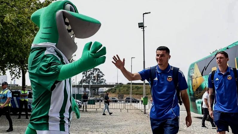 A mascote Tubas cumprimenta os jogadores
