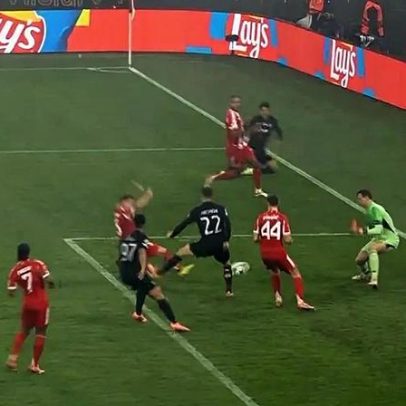 Autogolo coloca o Sporting em vantagem frente ao Bayern Munique