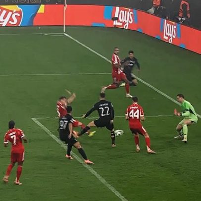 Auto-golo coloca Sporting na frente do Bayern Munique