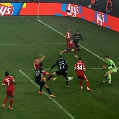 Auto-golo garante vantagem do Sporting diante do Bayern Munique