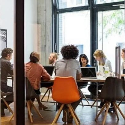 Funcionária despedida por chegar 40 minutos mais cedo ao trabalho em Espanha