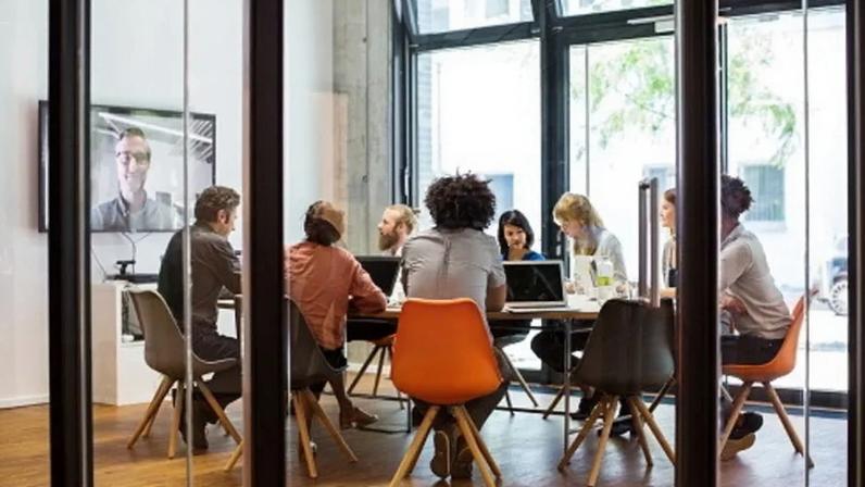 Funcionária despedida por chegar 40 minutos mais cedo ao trabalho em Espanha