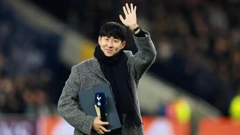Heung-Min Son cumprimenta adeptos em regresso ao reduto do Tottenham
