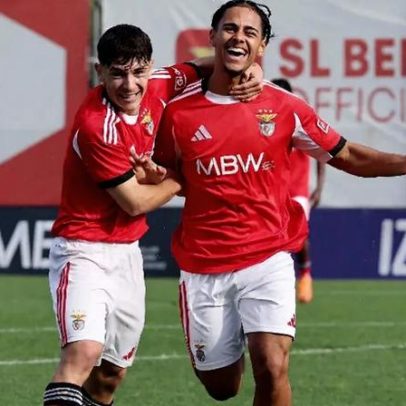 Duarte Soares decide Benfica-Nápoles com golaço após cruzamento acrobático