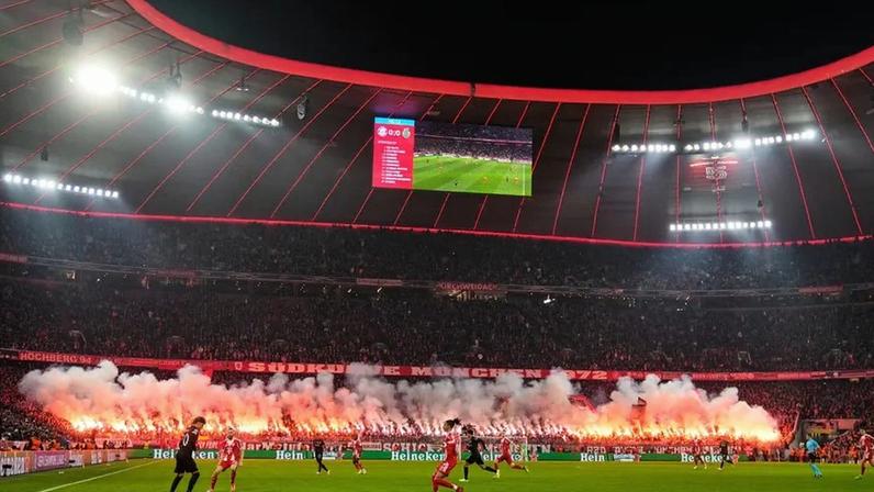 Adeptos do Bayern também deflagraram tochas a abrir o jogo e no início da segunda parte