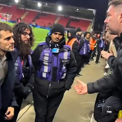 Jack Wilshere conversa calmamente com adeptos na bancada