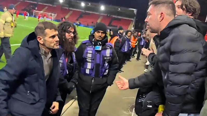 Jack Wilshere conversa calmamente com adeptos na bancada