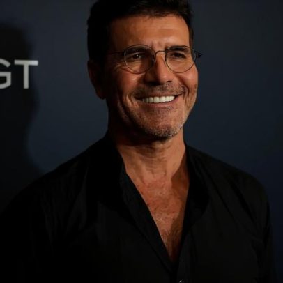 Segredos bizarros de Simon Cowell: banhos diários, 200 t-shirts e cães clonados