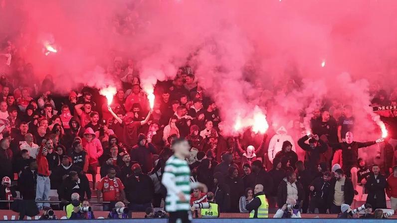 Adeptos do Benfica deflagram engenhos pirotécnicos durante o dérbi com o Sporting na Luz