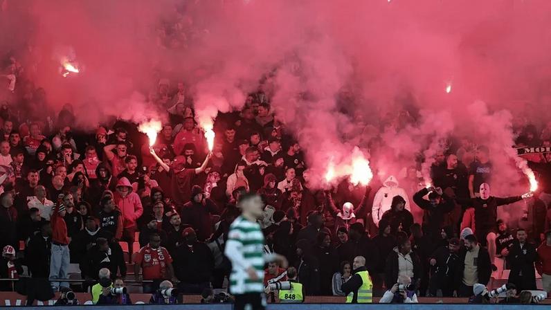 Adeptos do Benfica deflagram engenhos pirotécnicos durante o dérbi com o Sporting na Luz