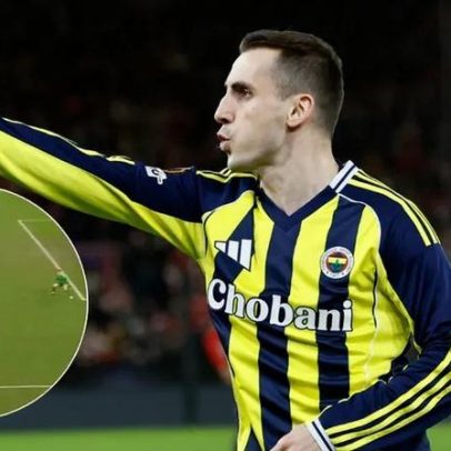 Aktürkoglu celebra com Expelliarmus após chapelada perfeita na Liga Europa