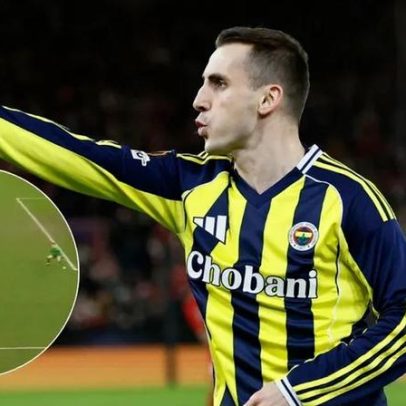 Aktürkoglu celebra com Expelliarmus após chapelada perfeita na Liga Europa