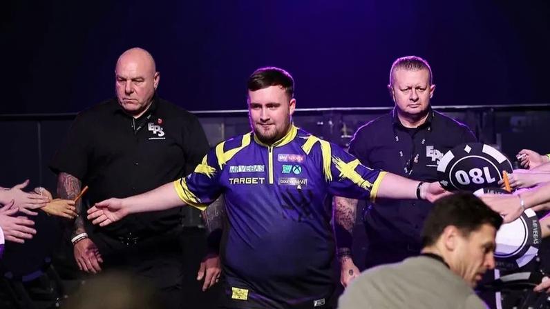 Dardos: Luke Littler inicia defesa do título mundial com vitória tranquila