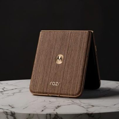 Motorola Razr 60 Ultra em foco pela tecnologia de dobradiça