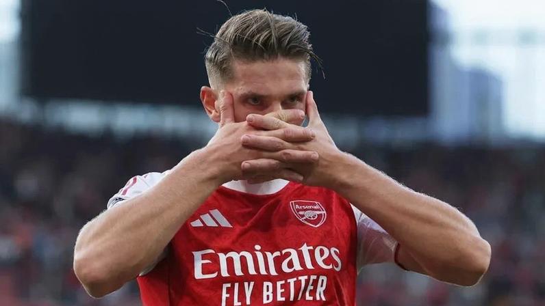 Viktor Gyökeres celebra com a camisola do Arsenal