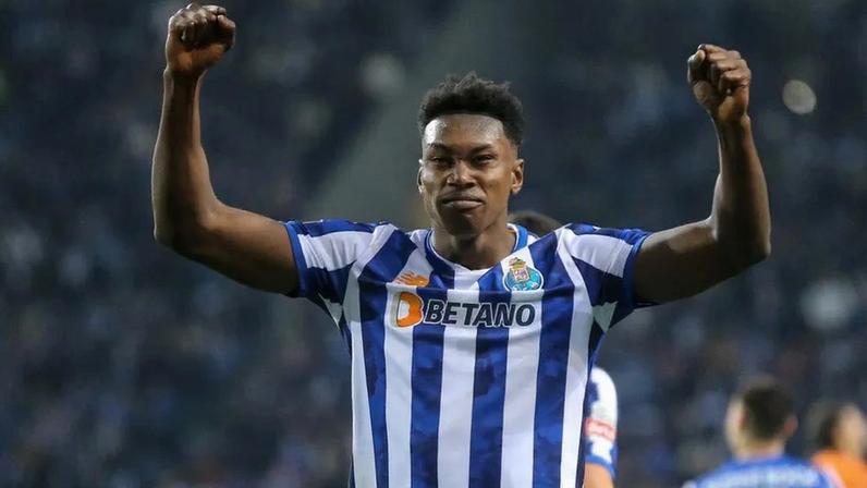 Samu envolvido em acidente em Gaia abandona local antes de autoridades chegarem