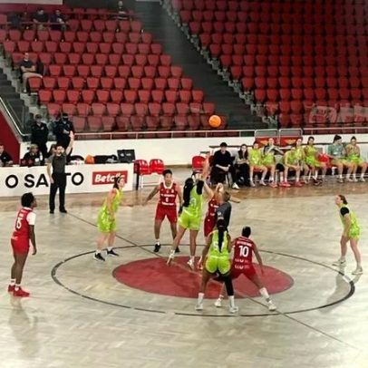 Susto no Benfica-Barcelos: jogadora cai sozinha e preocupa o Pavilhão Fidelidade
