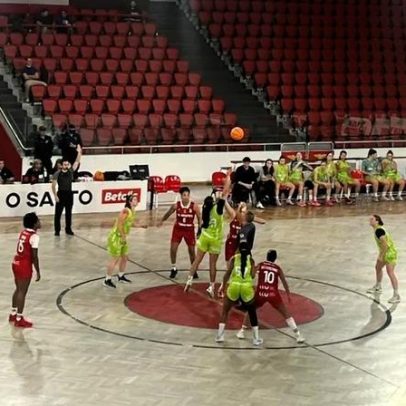 Jogadora cai sozinha no Benfica-Barcelos e gera apreensão no Pavilhão Fidelidade