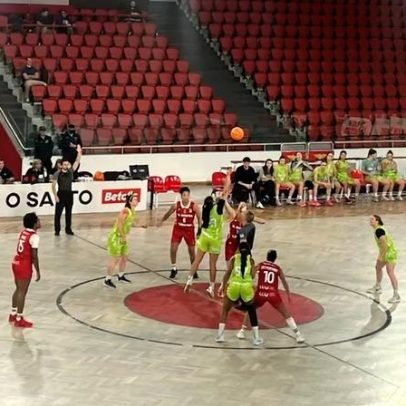 Jogadora cai sozinha e provoca susto no Pavilhão Fidelidade