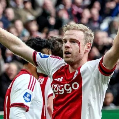 Jogador do Ajax marca golo e fica a sangrar após cabeçada de colega de equipa