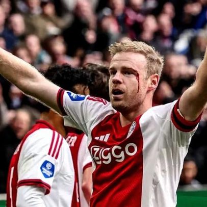 Jogador do Ajax marca golo e fica a sangrar depois de cabeçada de colega