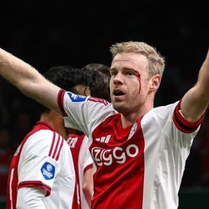Jogador do Ajax marca golo e fica a sangrar após cabeçada de colega