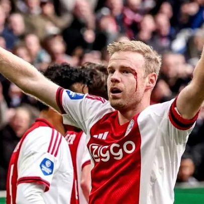 Jogador do Ajax marca golo e fica a sangrar após cabeçada de colega