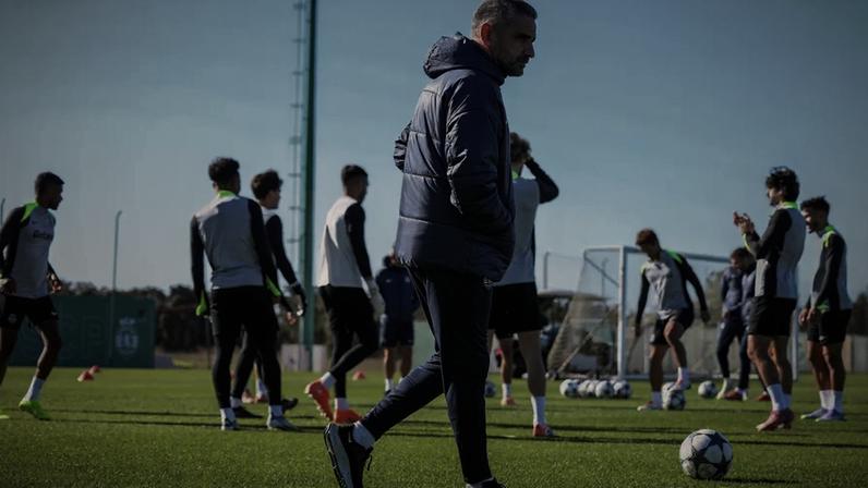 Rui Borges a orientar o treino do Sporting