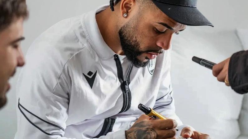 Jogadores do V. Guimarães distribuem autógrafos no Mercado de Natal