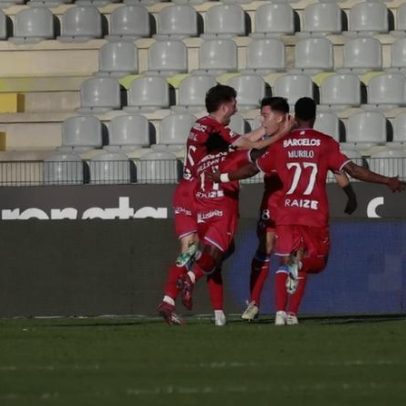 Antonio Espigares marca de livre direto pela primeira vez