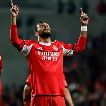 Pavlidis marca e iguala grandes do Benfica