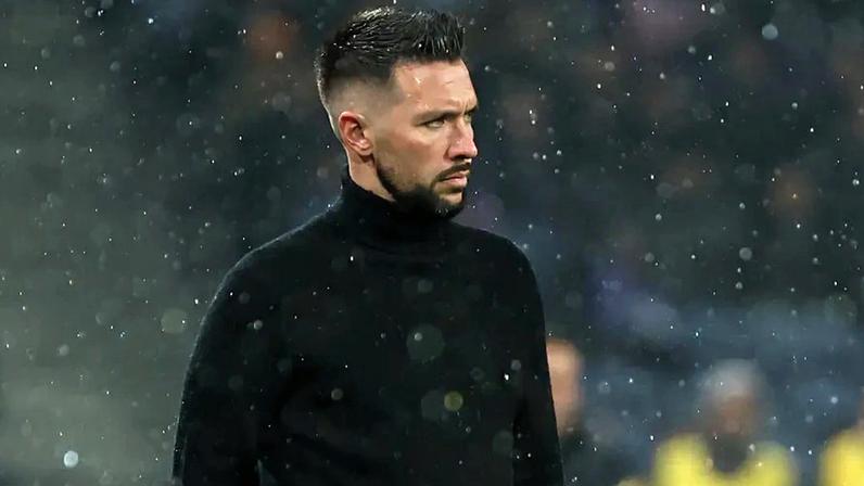 Francesco Farioli reage no banco de suplentes do FC Porto durante o jogo com o E. Amadora