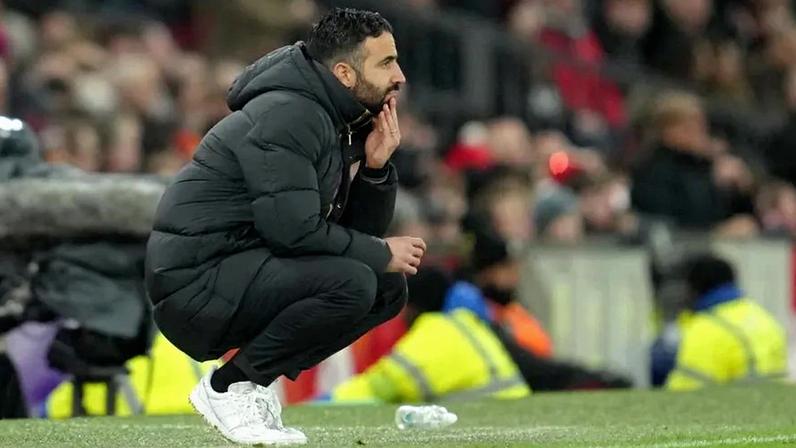 Ruben Amorim reage no banco do Man. United durante o jogo com o Bournemouth