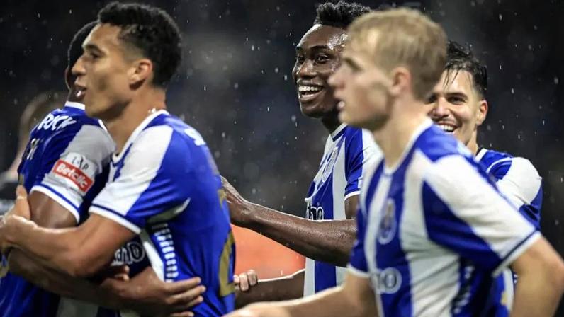 Jogadores do FC Porto festejam no decorrer do jogo com o E. Amadora