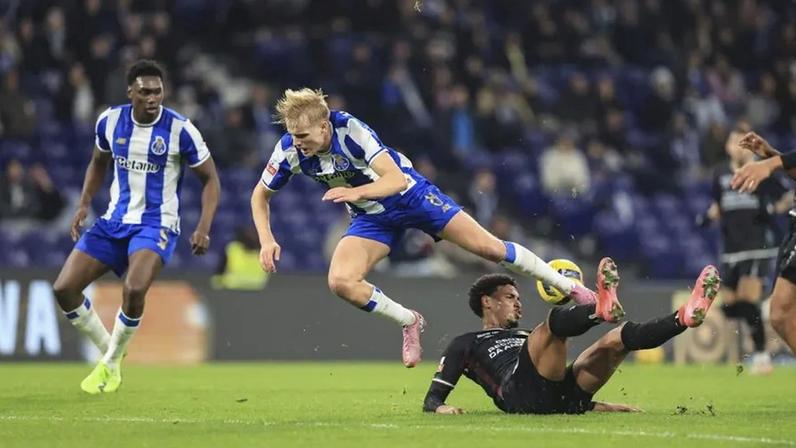Os jogadores em ação durante o FC Porto-E. Amadora