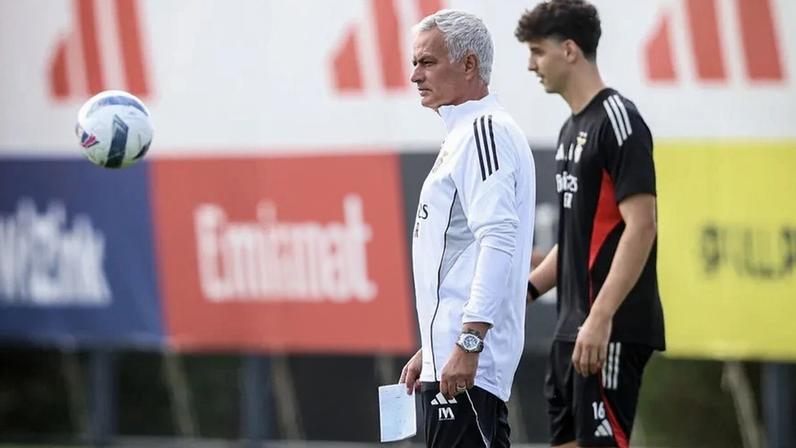 Mourinho dedica-se ao Benfica