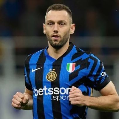 Stefan de Vrij na órbita do Benfica, segundo italianos