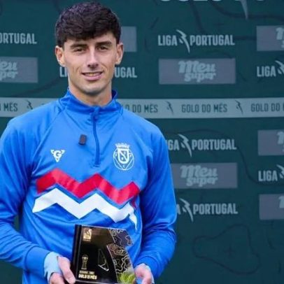 Mario Rivas vence prémio de melhor golo do mês com o irmão na bancada