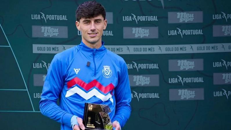 Mario Rivas vence prémio de melhor golo do mês com o irmão na bancada