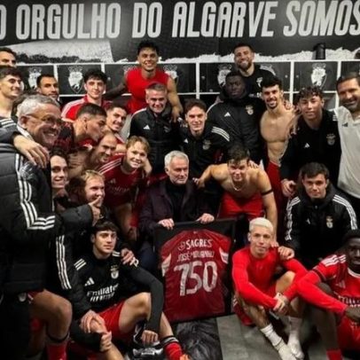 Rui Costa entrega prenda a Mourinho; presidente e treinador deixam mensagem