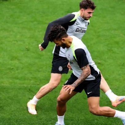 Ioannidis e Suárez no onze titular