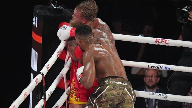 O momento do brutal KO de Anthony Joshua que deixou Jake Paul... com o maxilar partido