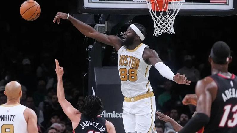 Neemias Queta em ação na vitória dos Celtics sobre os Miami Heat