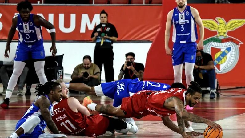 Jogadores do Benfica e FC Porto disputam a Supertaça Mário Saldanha em Coimbra