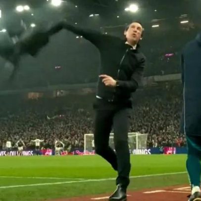 Emery celebra segundo golo do Aston Villa frente ao Manchester United
