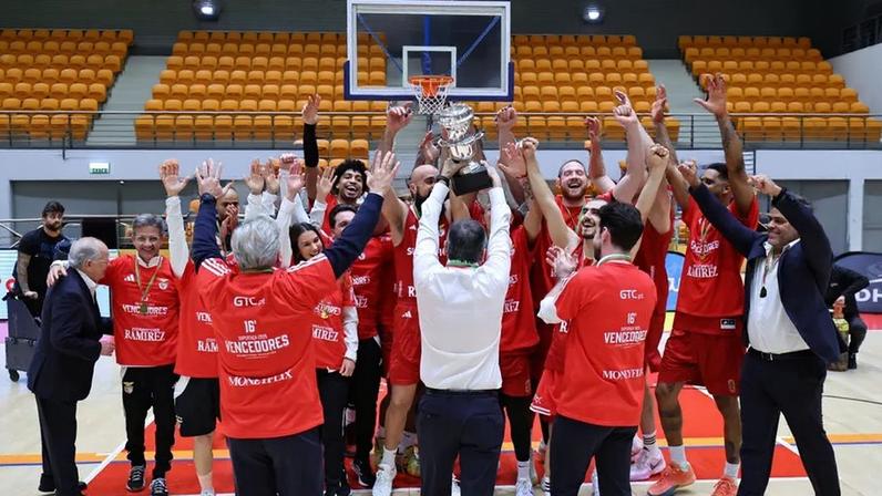 Benfica vence FC Porto e conquista a 16.ª Supertaça Mário Saldanha
