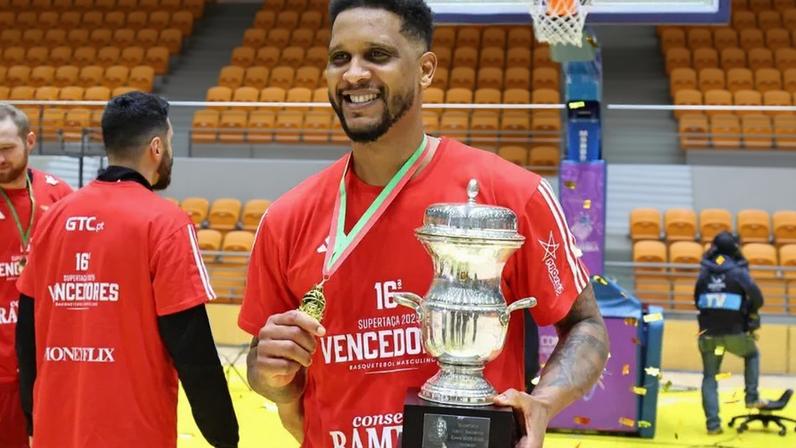 Betinho Gomes com o troféu da Supertaça conquistada diante do FC Porto