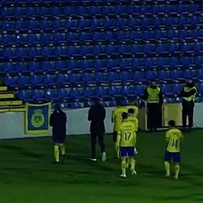 Plantel do Arouca agradece ao único adepto presente no Estádio de São Miguel