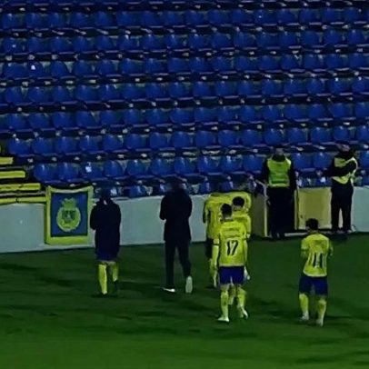 Plantel do Arouca agradece ao único adepto presente em São Miguel